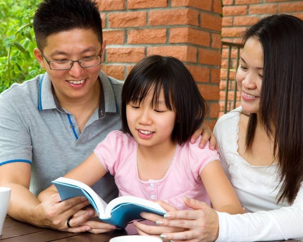 hãy cho trẻ thời gian phát triển phù hợp và giúp đỡ bé đọc sách khi cần thiết.