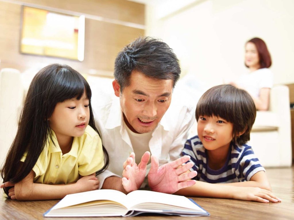 Bố mẹ "học" được nhiều kỹ năng hơn khi cùng con tập đọc